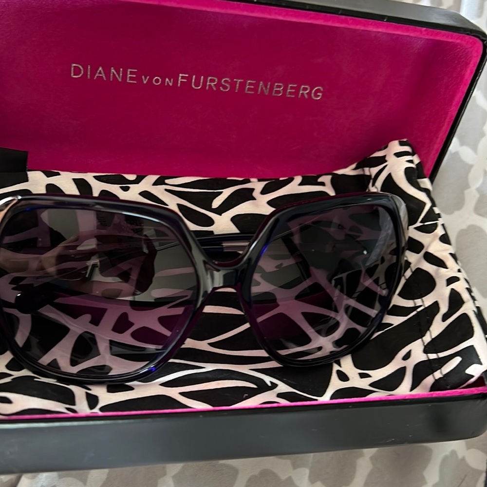 Diane von furstenberg dark navy hectágon sunglasses